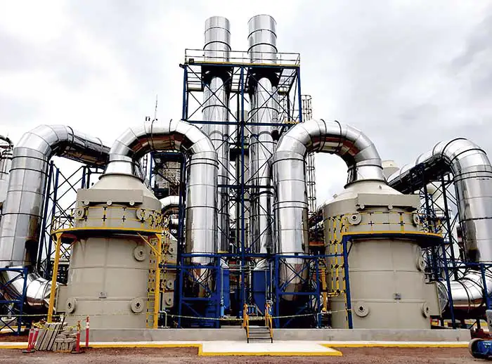 Scrubber Sistema scrubber industrial MCAT instalado para tratamiento de gases y compuestos volátiles en planta de proceso