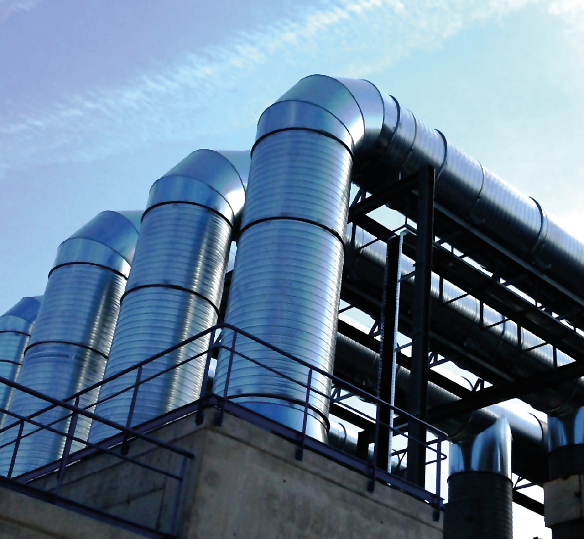 Sistema de ductos metálicos circulares montados en exterior de planta industrial para conducción de aire o gases