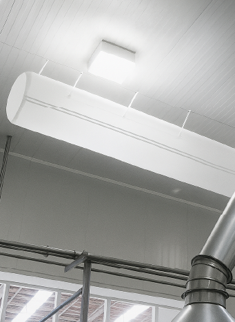 Ductería textil suspendida para ventilación uniforme en interiores industriales