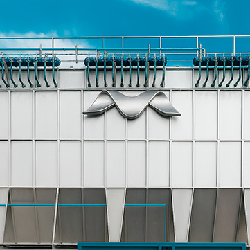 Sistema modular de recolección de polvo con módulos filtrantes instalados en techo de planta industrial